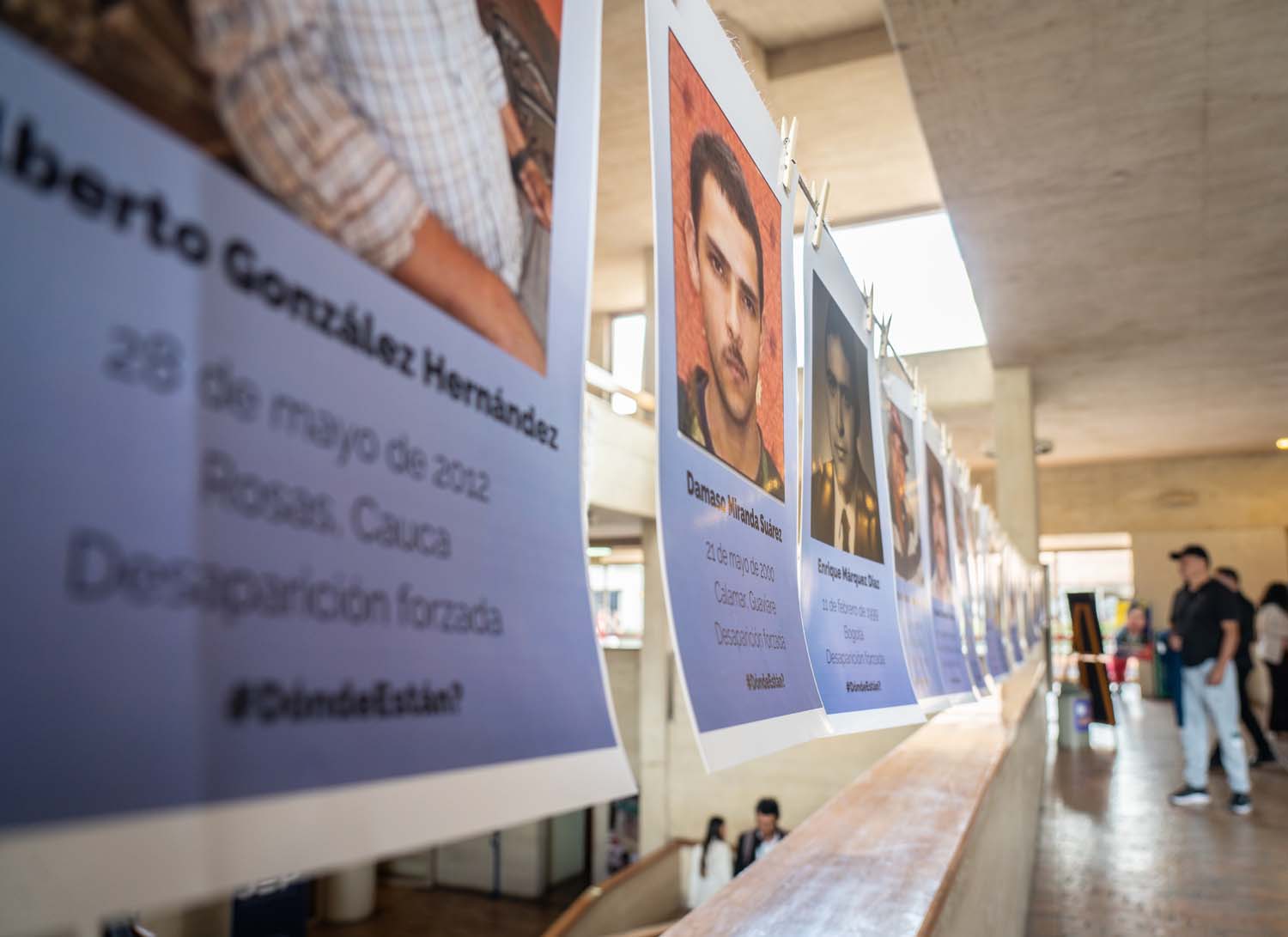 Des hommages photographiques aux victimes disparues sont disposés à l'extérieur d'une bibliothèque à Bogotá.