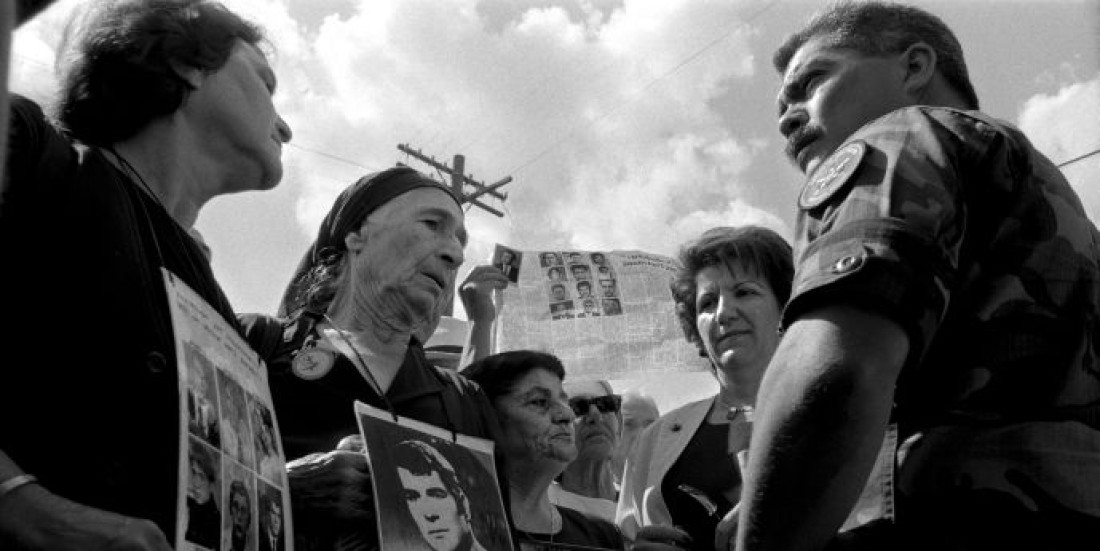 Image en noir et blanc de veuves et de mères de disparus à Chypre.