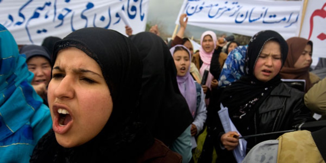 Image de femmes manifestant à Kaboul contre la loi chiite sur le statut personnel, qui, selon les critiques, légalise le viol conjugal