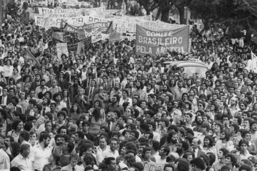 Image en noir et blanc d'une manifestation au Brésil contre le régime militaire