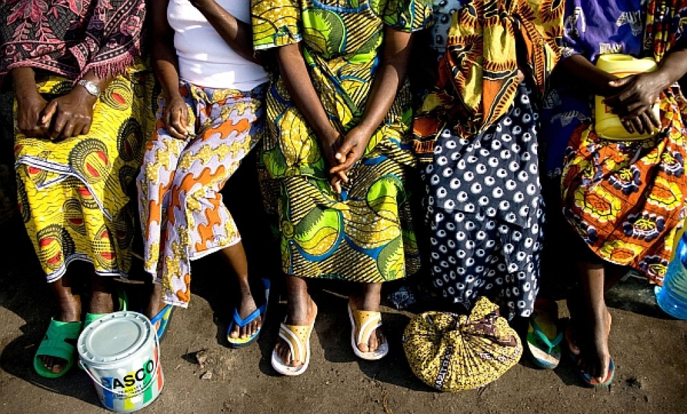Image de femmes assises devant le Heal Africa Transit Center pour les femmes victimes de violences sexuelles.