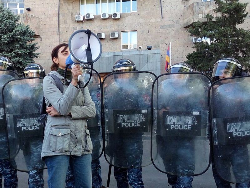 Image de la police anti-émeute arménienne entourant des manifestants pendant la révolution de velours de 2018