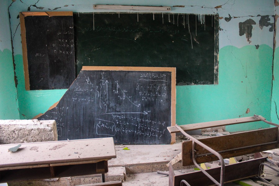  Image d'un tableau noir délogé et cassé, montrant encore les leçons d'un cours de mathématiques dispensé dans une école secondaire d'Atarib. Les forces aériennes russes ont bombardé l'école le 13 novembre 2016